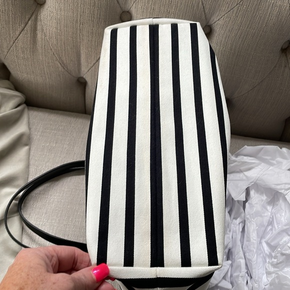 Kate Spade queen bee tote bag. - Picture 4 of 4